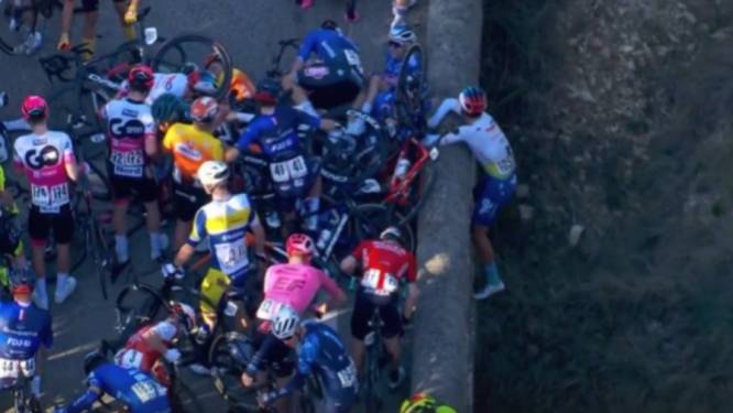 KIJK. “Ik weet niet hoe dit is gebeurd”: renner klampt zich vast aan brug na massale valpartij in Ster van Bessèges
