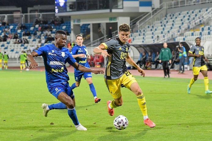 Guus Til (rechts) in duel met Arago Jamal van FC Drita.