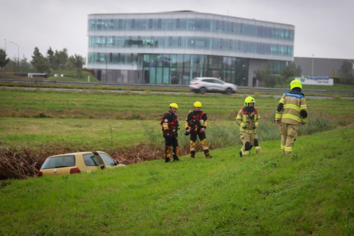 Het voertuig kwam tot stilstand in de naastgelegen droge sloot.