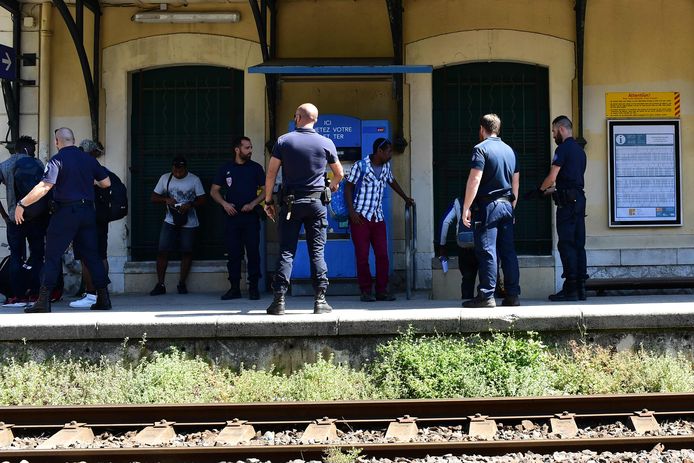 De Franse grenspolitie controleert migranten die de grens met Italië overgegaan zijn in het treinstation van Menton.