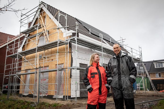 Eva Broekhuijse en Wouter Schilpzand bouwen op de Lage Heide in Valkenswaard hun eigen houten huis van een soort Ikea-bouwpakket uit Letland.