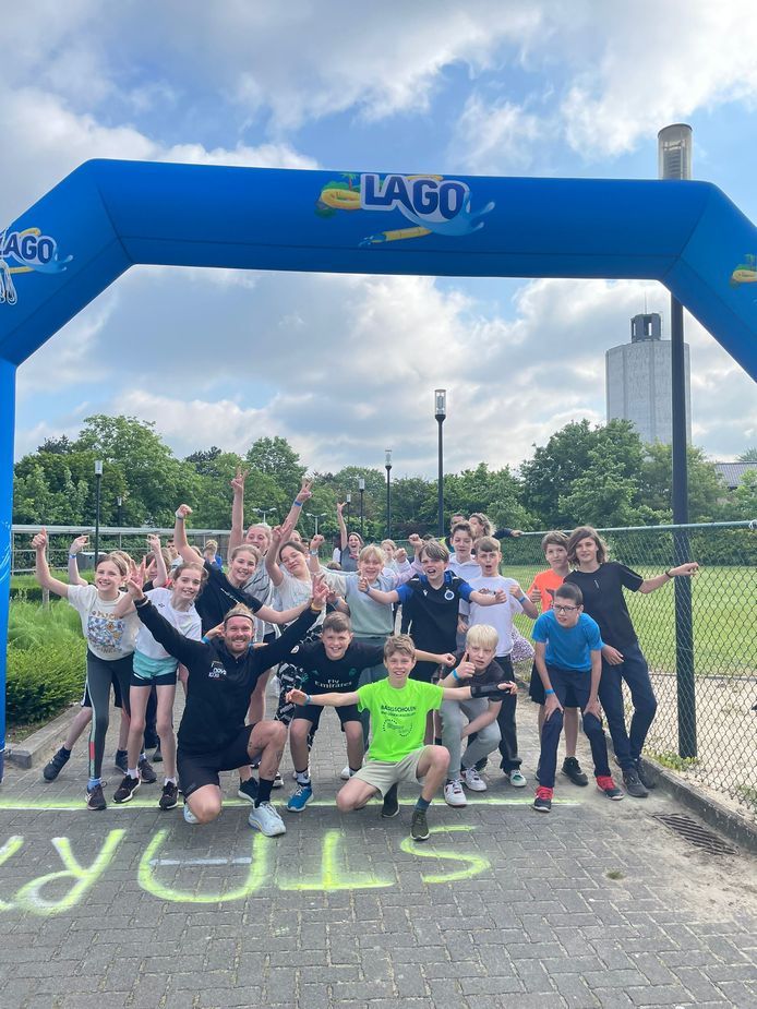 1.000 Brugse leerlingen trotseren hindernissenparcours rond zwembad ...