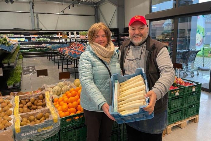 Bayram in zijn pas geopende, tweede fruitwinkel.