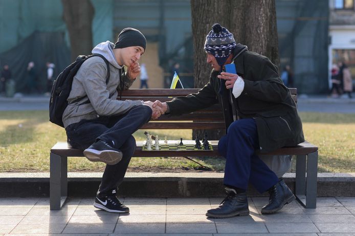 Het gewone leven gaat ondanks de oorlog door in Lviv: twee mannen spelen een partijtje schaak op een bankje in de 'schaakhoofdstad' van Oekraïne.