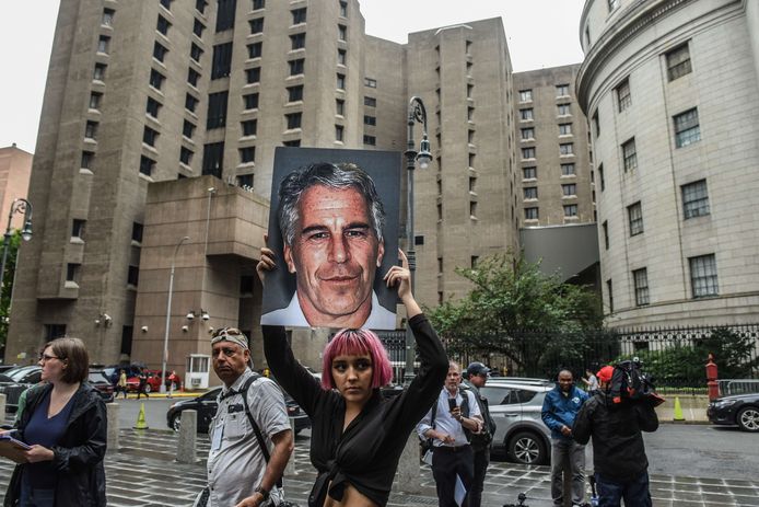 Epstein pleegde zaterdag zelfmoord in zijn cel in de gevangenis van Manhattan, op de foto in de achtergrond.