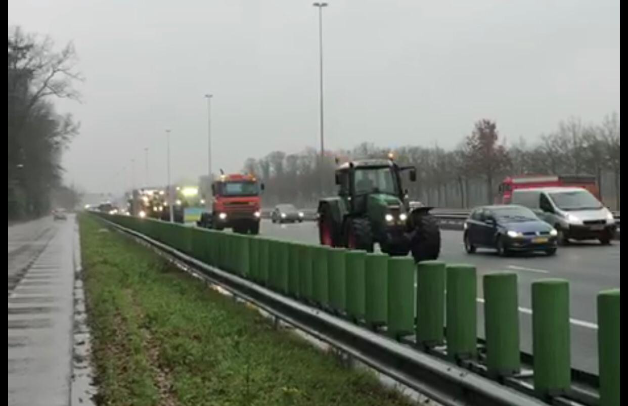 Boeren via A2 op weg naar Eindhoven Airport