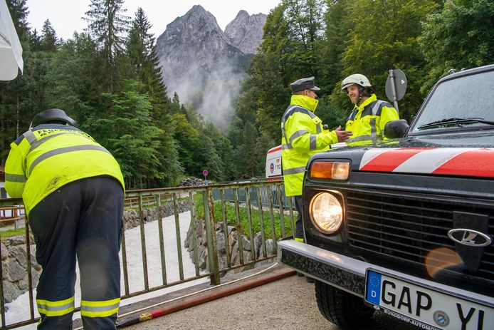 De politie gaat ervan uit dat er nog wandelaars vermist worden.