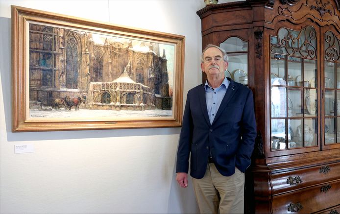 Jan Geerts bij een van zijn pronkstukken in het Jan Heestershuis: Sint-Jan met gerfkamer van Frans Slager.