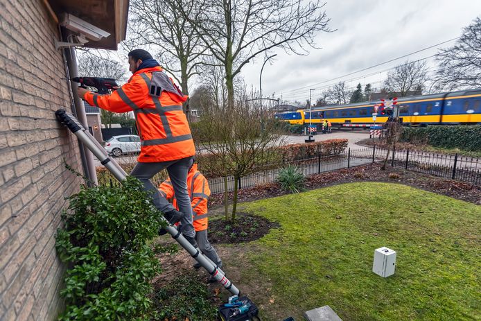 Dorst - In Dorst worden begin 2019 tegen de gevel van een huis vlak aan de spoorwegovergang sensoren en een camera geplaats. De bedoeling is een jaar lang bij te houden welke trillingen door welke treinen veroorzaakt worden.