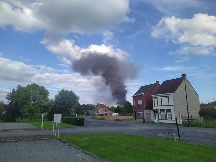 Felle brand woedt bij afvalbedrijf op Industriezone Klein Frankrijk in ...