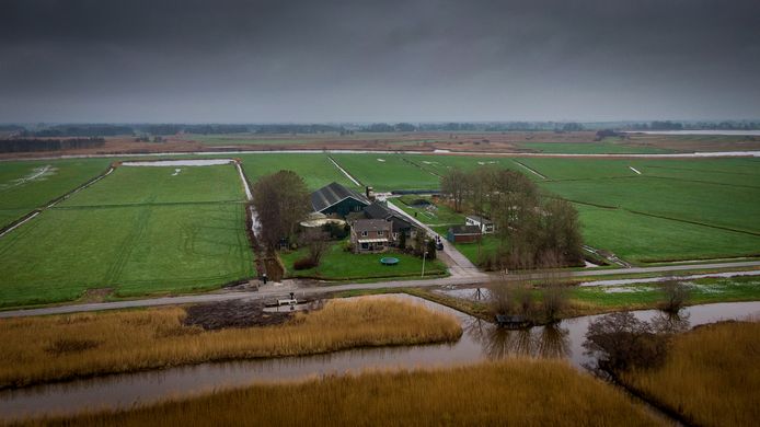 Deze boerderij bij Blokzijl moet volgens het provinciale plan plaatsmaken voor de extra natuur rondom De Wieden.