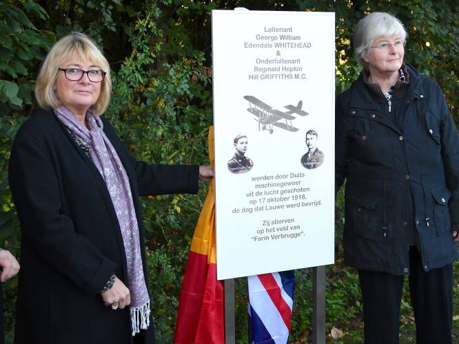 Familie gesneuvelde Britse vliegeniers onthullen gedenkplaat in Lauwe
