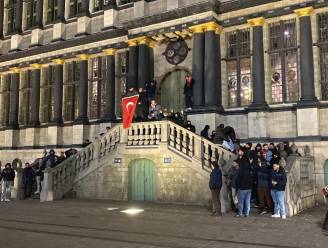 Turken voeren actie aan Gents stadshuis na rellen met PKK-aanhangers in Vlaanderen 