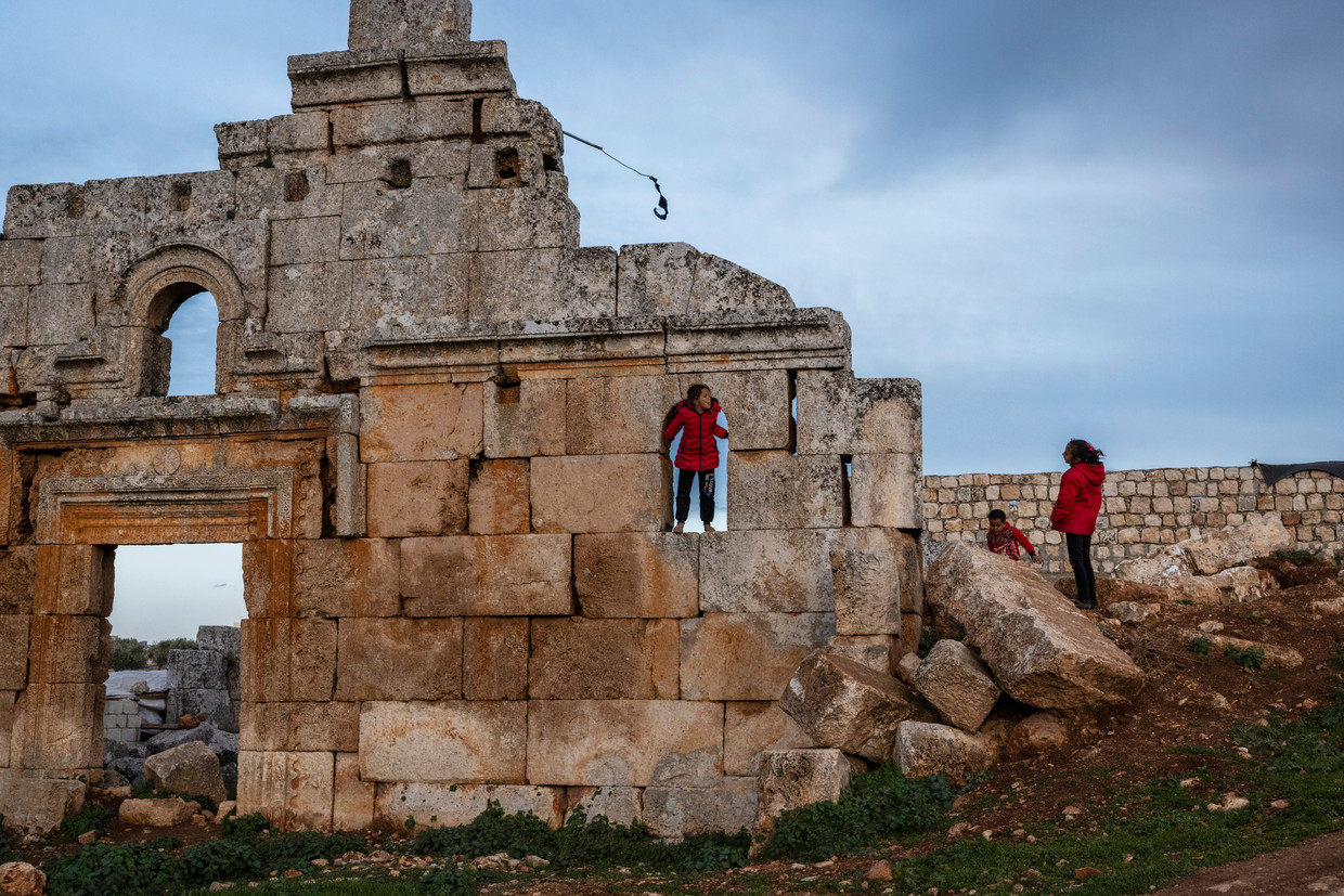 Syrische kinderen spelen in de ruïnes van Al-Kfeir, een voormalig Byzantijns handels- en landbouwcentrum. Beeld NYT/IVOR PRICKETT
