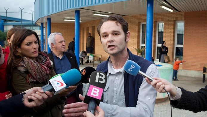 Romano van der Dussen staat de media te woord na zijn vrijlating.