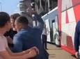 Steven Berghuis deelt na wedstrijd klap uit bij spelersbus