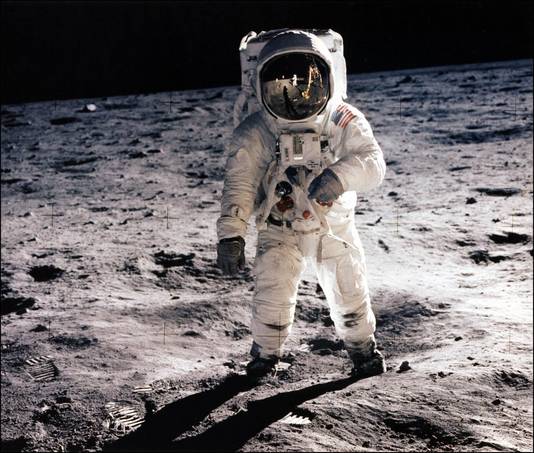 Edwin 'Buzz' Aldrin op het oppervlak van de maan. In de reflectie op zijn helm is Neil Armstrong te zien.