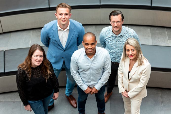 De vijf nieuwe raadsleden van de gemeente Drimmelen. Van links naar rechts: Suzan Damen (Lijst Harry Bakker), Twan Looije (CAB), Mario Ruis (VVD),  Arjen van den Broek (Groen Drimmelen) en Roxanne Pruijsers-Heijmans (Groen Drimmelen).