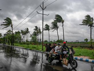Miljoenen mensen in Bangladesh en India zitten zonder stroom door tropische cycloon