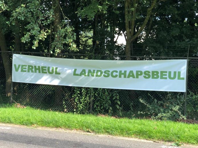 Spandoek tegen zonnepanalen aan het hek van de waterzuivering tussen Millingen en Kekerdom. Maandag hing het er nog. Dinsdag was het weg.