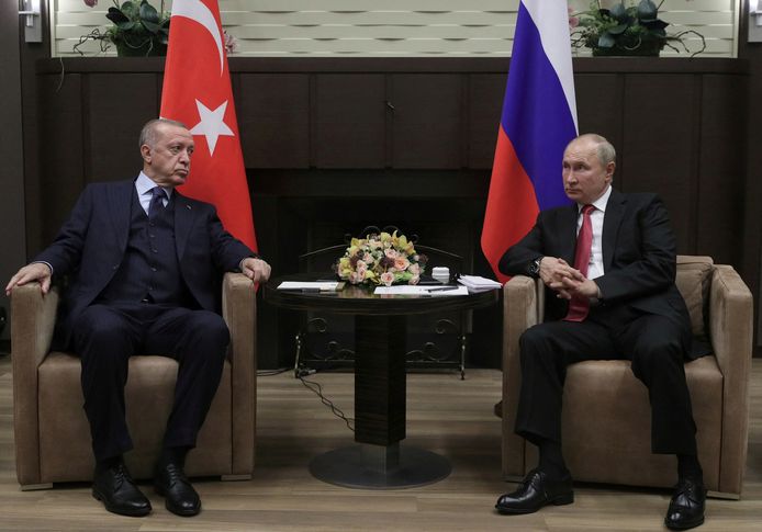 De Turkse president Recep Tayyip Erdogan (links) en de Russische president Vladimir Poetin (rechts) tijdens een ontmoeting in 2021.