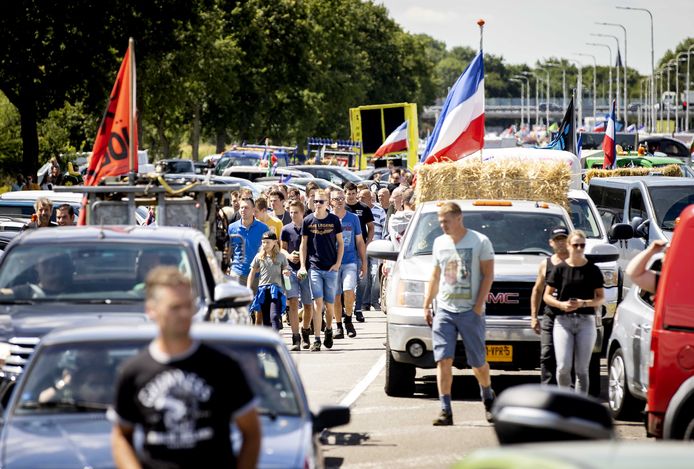 Boeren demonstreren in de buurt van het Rijksinstituut voor Volksgezondheid en Milieu (RIVM).