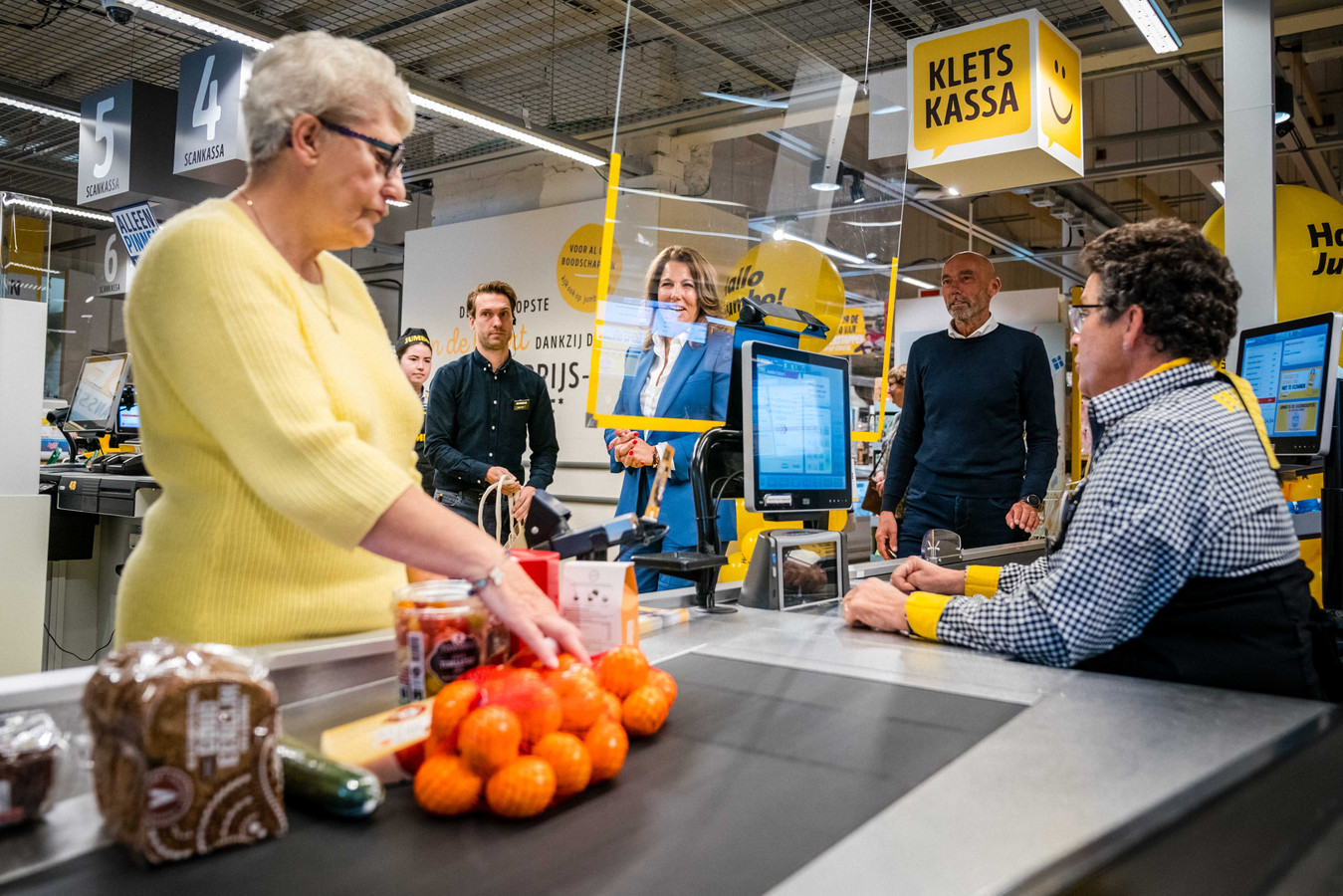 Colette Cloosterman-Van Eerd (in blauw) is blij met de tweede Jumbo-kletskassa.