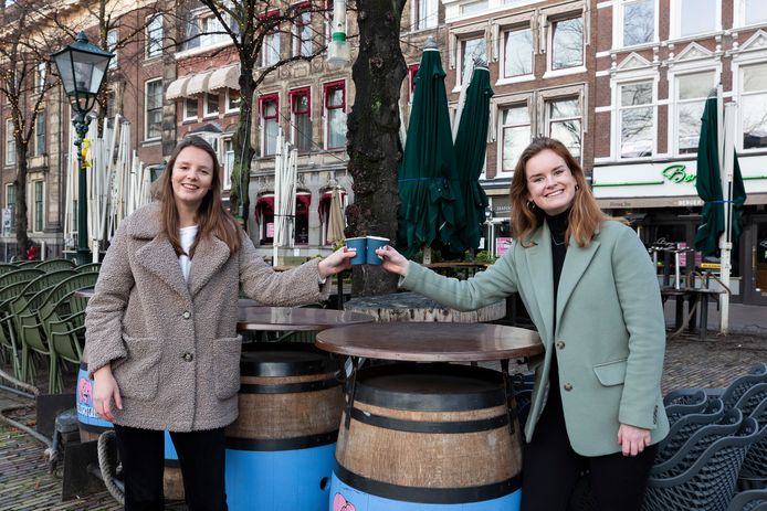 Suzan van Leeuwen en Emilie Verhaar (met groene jas) hebben de afgelopen twee maanden het Quarantaine Kookboek gemaakt.