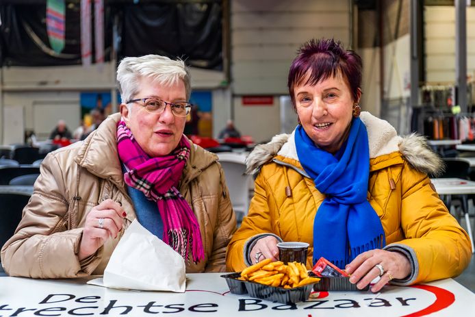 Vaste bezoekers van de Utrechtse Bazaar: Sylvia Besems (links) en Gonny Kniesmeijer.