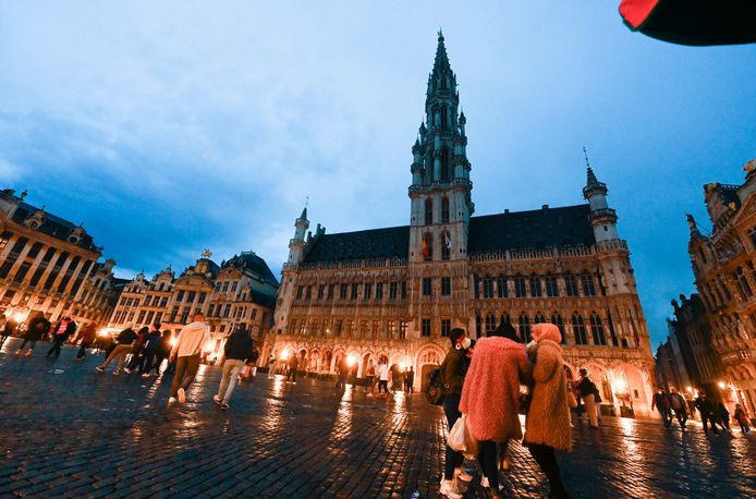 Op drukke Brusselse plaatsen is steeds een mondmasker verplicht. Samenscholingen van meer dan 10 personen zijn voortaan na 23 uur verboden.