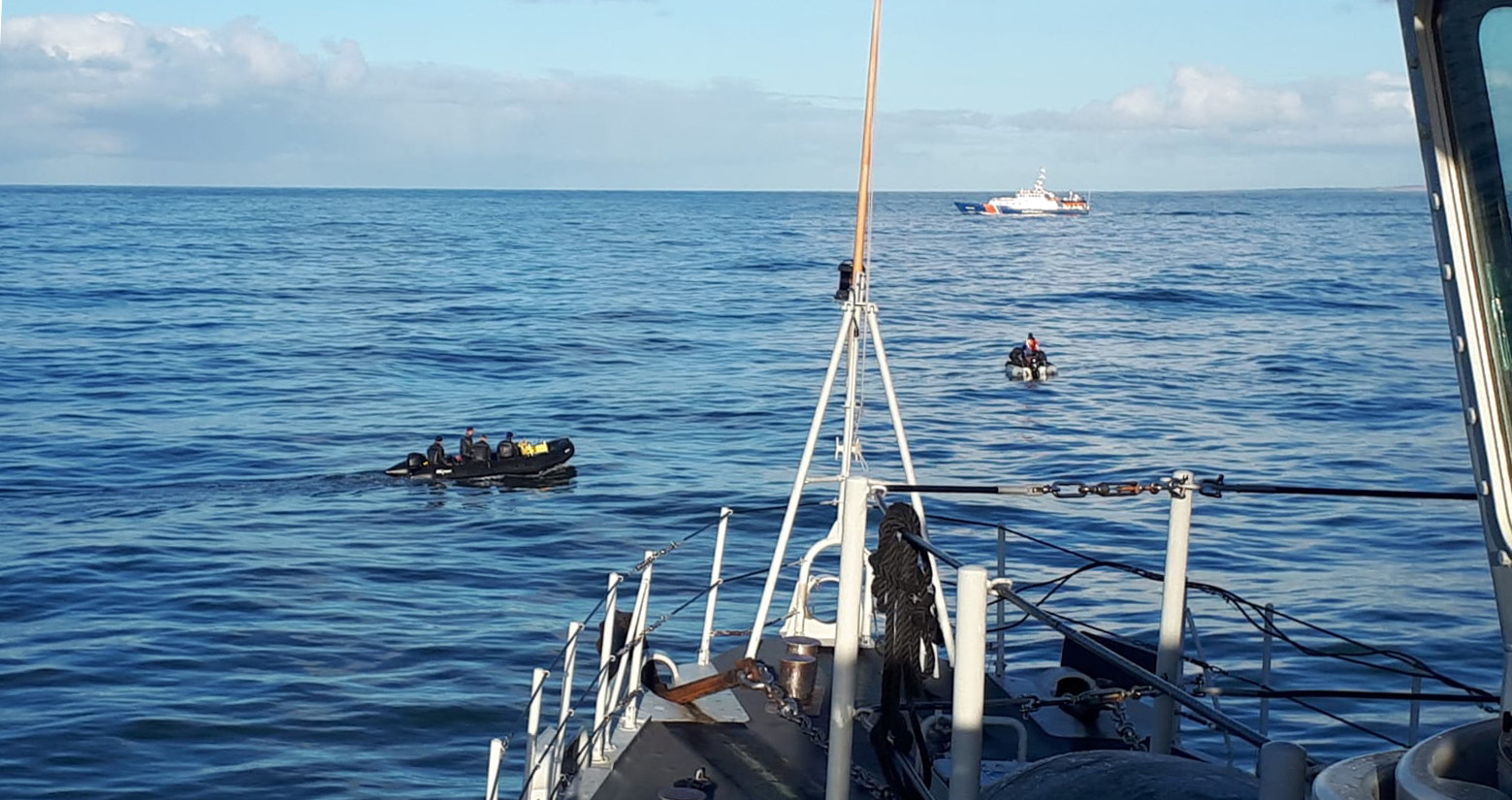 Duikers van de marine zoeken naar de vermiste vissers van de Urker kotter Lummetje, die twee jaar geleden zonk op de Noordzee.