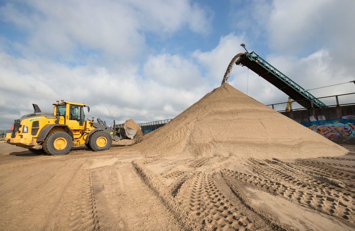 Zand word gestort voor de aanleg van een tijdelijk stadspark op het voormalige CSM-terrein.