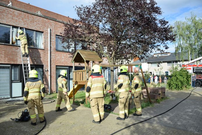 Brandweerlieden blussen de brand in Arnhem.
