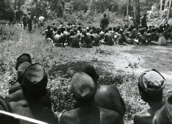 Executie van kampongbewoners door militairen van het Depot Speciale Troepen in kampong Salomoni