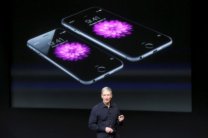 Apple-topman Tim Cook bij de presentatie van de iPhone 6 in oktober 2014.