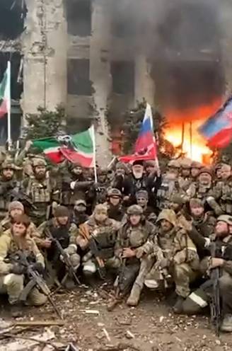 Tsjetsjeense strijders vieren "bevrijding" van Marioepol op brandend puin: “Bevel van Poetin om stad te reinigen en te vernietigen volbracht”