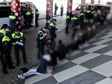 stickers van gele mondkapjes op de borst schieten in verkeerde keelgat ikea zegt sorry dit kan echt niet delft ad nl