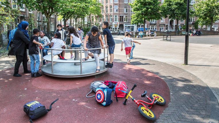 Veel ­Nederlandse kinderen durven niet meer buiten te spelen in de Transvaalbuurt Beeld Dingena Mol
