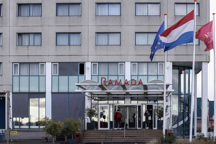 Het hotel waar 61 reizigers uit Zuid-Afrika in isolatie zitten nadat zij positief getest werden op het coronavirus.