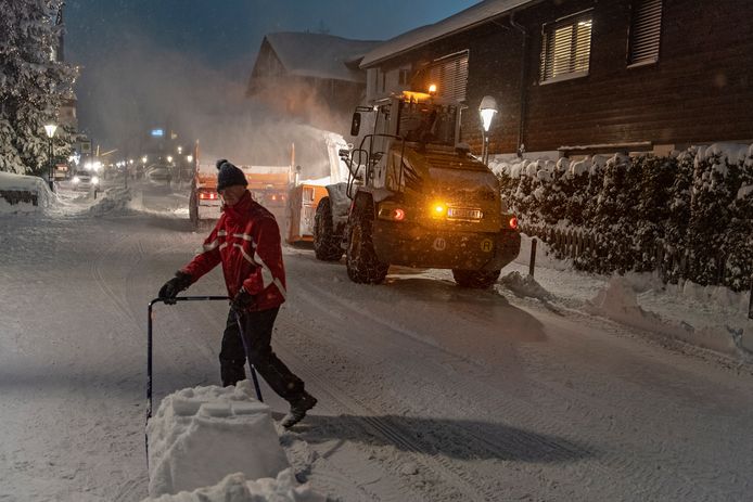 Sneeuwruimers aan het werk in St. Anton am Arlberg in Oostenrijk.