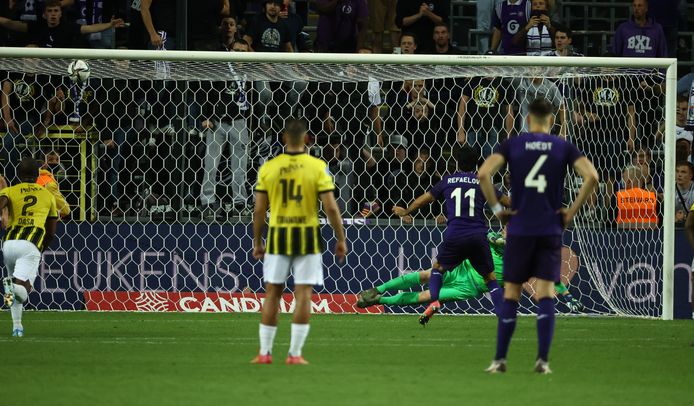 Lior Refaelov schiet een strafschop tegen de lat en laat na Anderlecht de zege te bezorgen.
