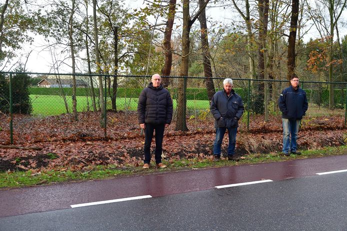 Buurtbewoners Rien van Gink, Bert Sweep en zoon Mark Sweep (vlnr) aan de Scherpenbergsebaan met achter het hek, de haag en de bomen het explosielasbedrijf SMT.