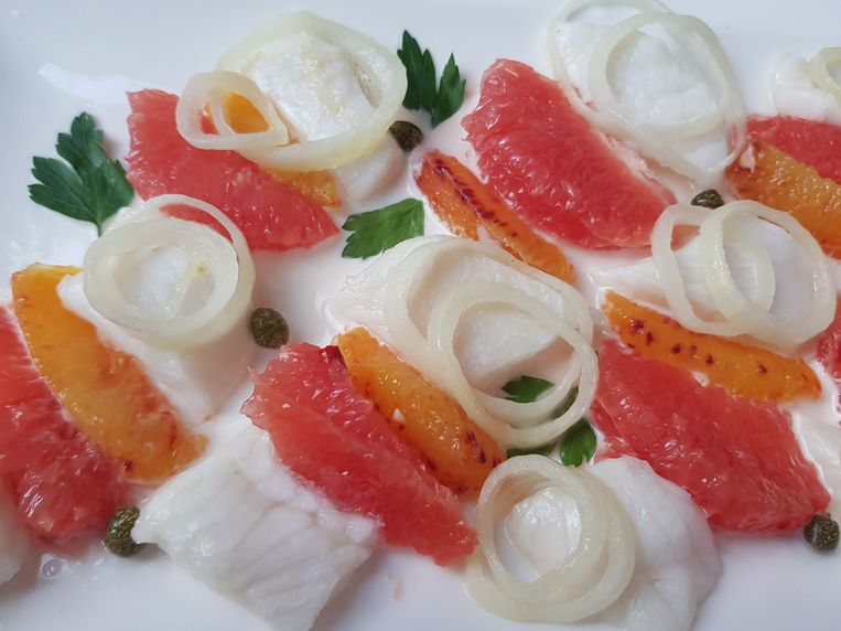 Ceviche van scholfilet met grapefruit en bloedsinaasappel. Beeld Marie Louise Schipper