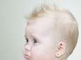 Baby's met oorknopjes: schattig of mishandeling?