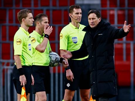 Schmidt uit frustratie richting vierde official: ‘Geef die cup dan meteen aan Ajax’