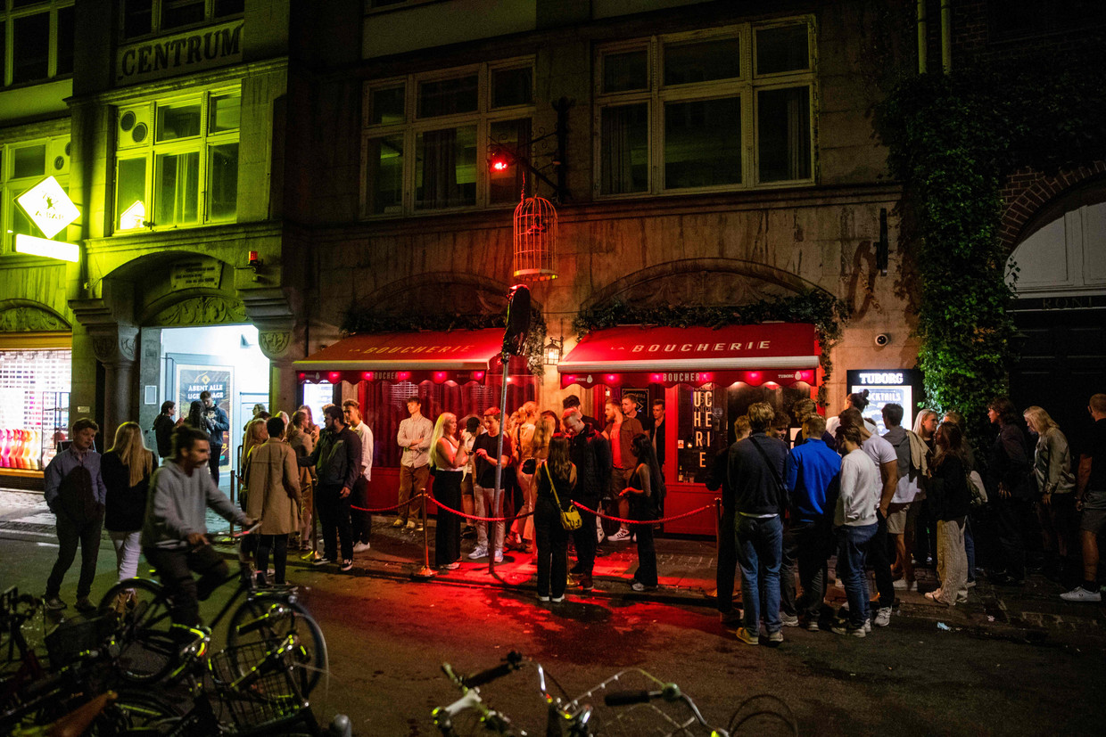 Wachtende feestvierders voor de club La Boucherie in Kopenhagen in de nacht van 2 op 3 september. Beeld AFP