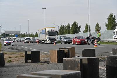 Vrachtwagen verliest lading loodzware betonblokken op A16: lange file en schade aan wegdek