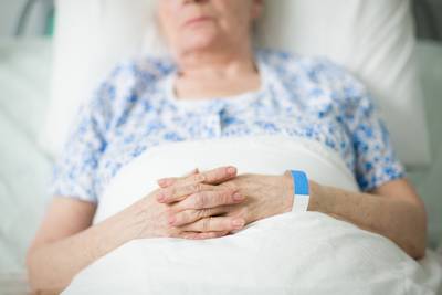 Vrouw (60) uit ’t Harde tuigt haar demente moeder (85) met een plank af: ‘Ze lijdt aan wanen’