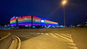 De Ghelamco Arena licht op in regenboogkleuren.