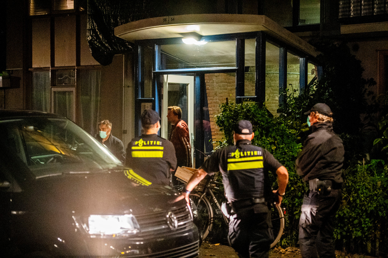 Politieonderzoek in een woning in Vlaardingen in verband met een grote anti-terreuractie waarbij zeven mannen zijn aangehouden in Weert en Arnhem. Beeld ANP